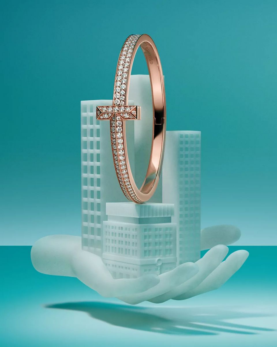 trang sức biểu tượng, trang sức vượt thời gian, timeless jewelry designs, Van Cleef & Arpels, Tiffany & Co., Bulgari, De Beers, Cartier, Alhambra, Tiffany T, Serpenti Bulgari, Enchanted Lotus, Cartier Trinity
