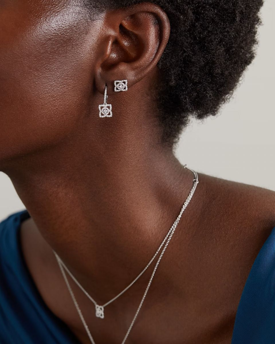 trang sức biểu tượng, trang sức vượt thời gian, timeless jewelry designs, Van Cleef & Arpels, Tiffany & Co., Bulgari, De Beers, Cartier, Alhambra, Tiffany T, Serpenti Bulgari, Enchanted Lotus, Cartier Trinity