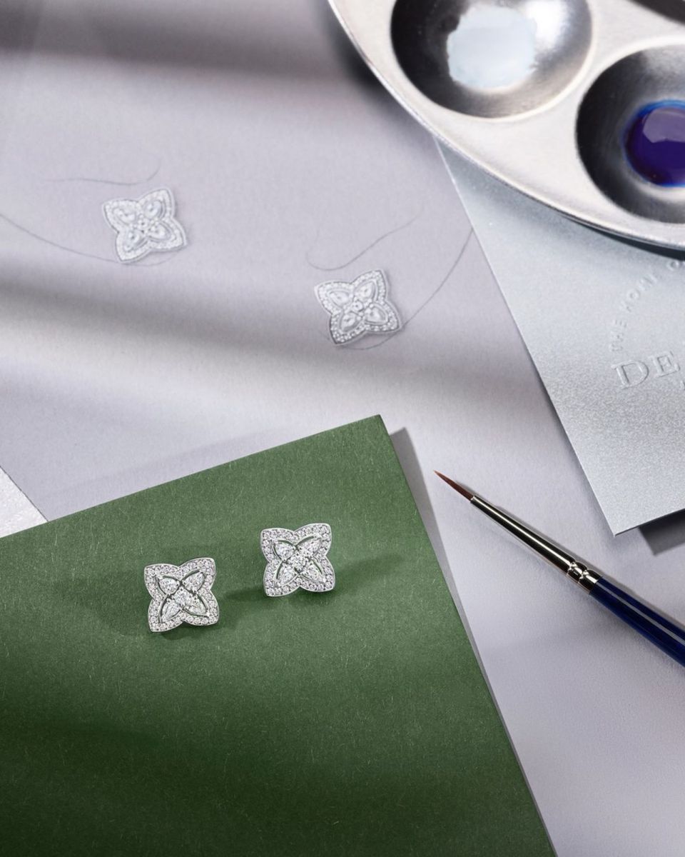 trang sức biểu tượng, trang sức vượt thời gian, timeless jewelry designs, Van Cleef & Arpels, Tiffany & Co., Bulgari, De Beers, Cartier, Alhambra, Tiffany T, Serpenti Bulgari, Enchanted Lotus, Cartier Trinity