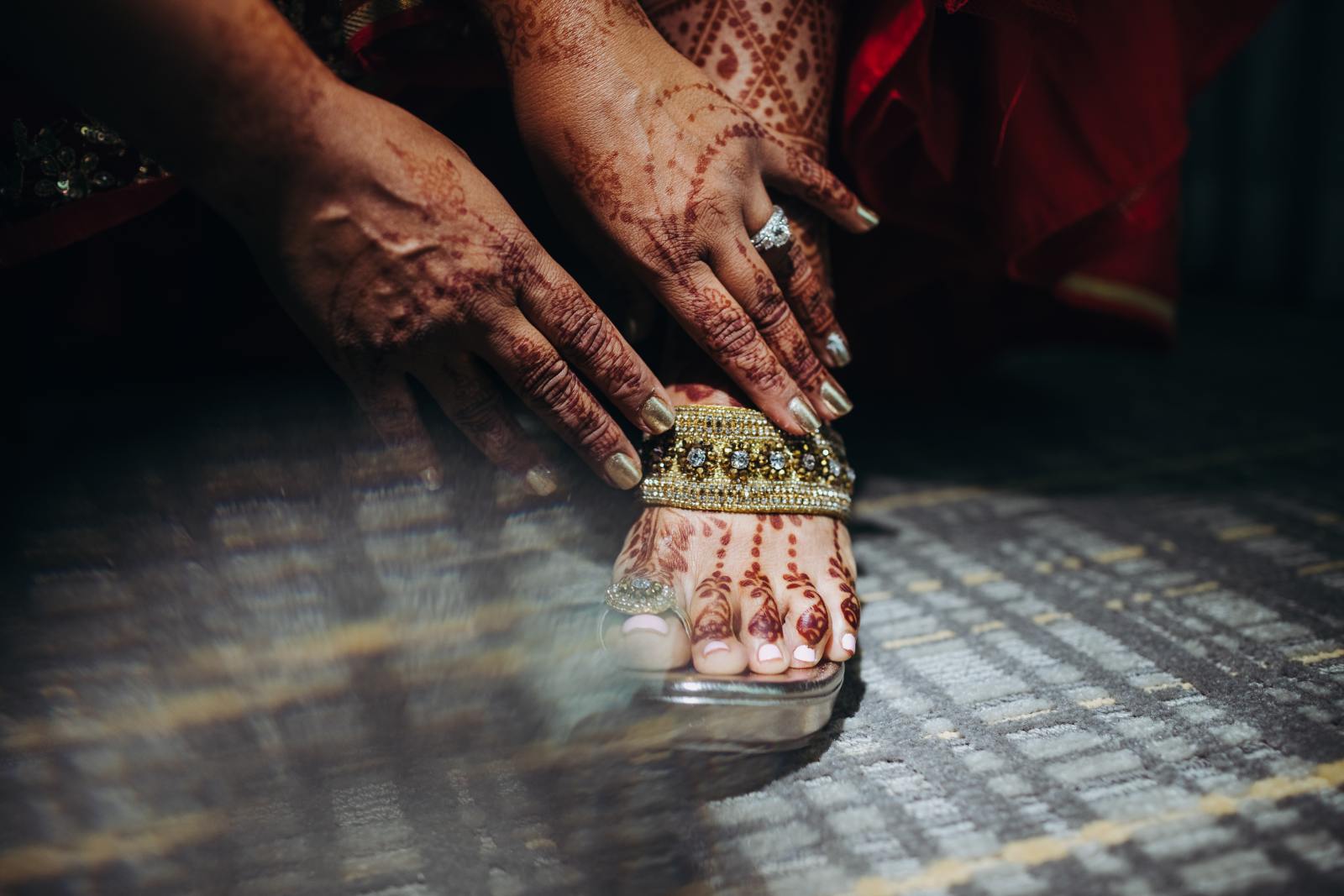Bichiya, đeo nhẫn ngón chân