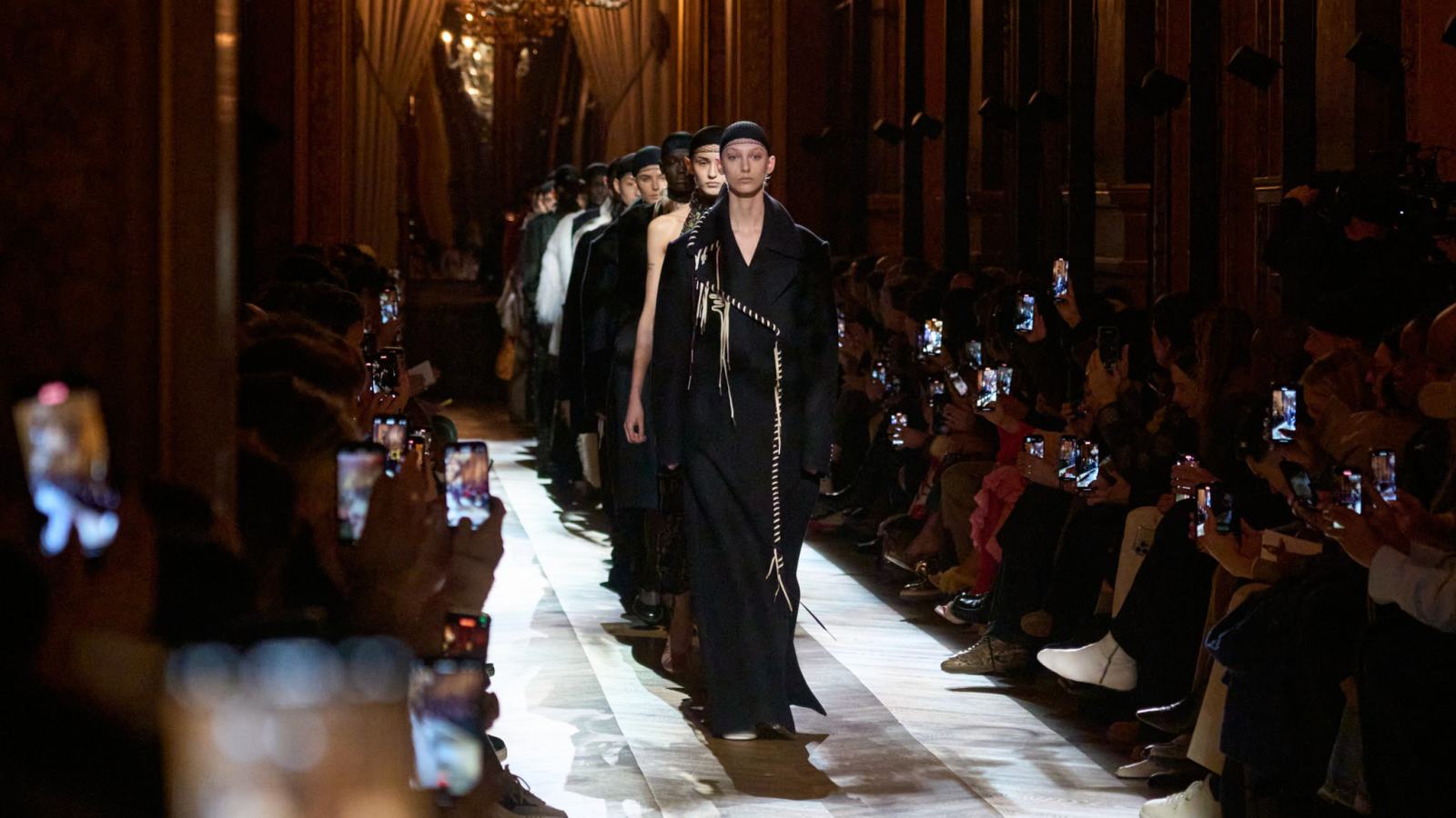 Paris Fashion Week, thời trang thu đông, xu hướng thời trang, fall winter collection, ready to wear show, Dior, Alaïa, Dries Van Noten