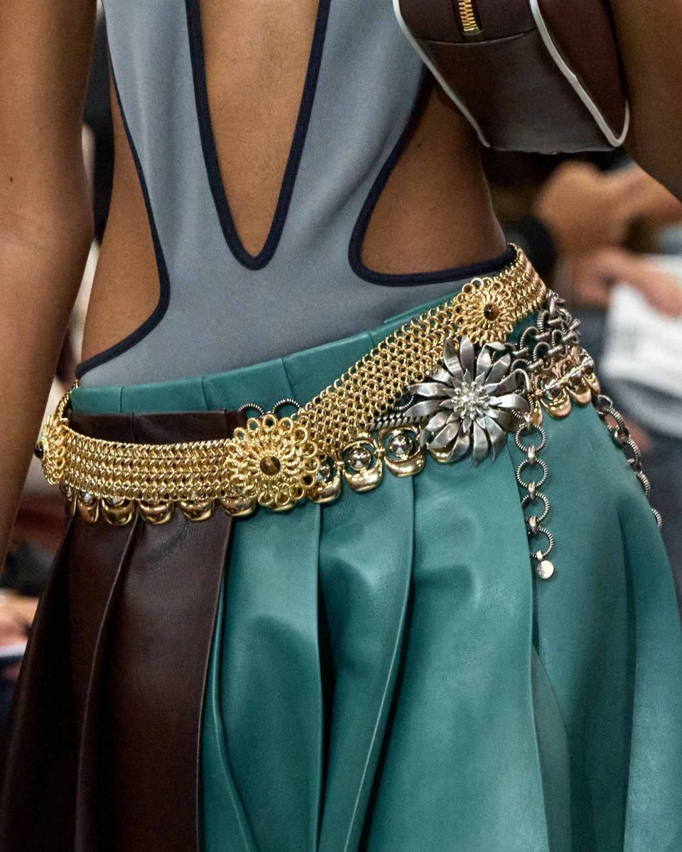 Xu hướng phụ kiện 2025, phụ kiện, fashion trend, xu hướng túi xách, kính râm loewe, mũ rộng vành, doctor bag