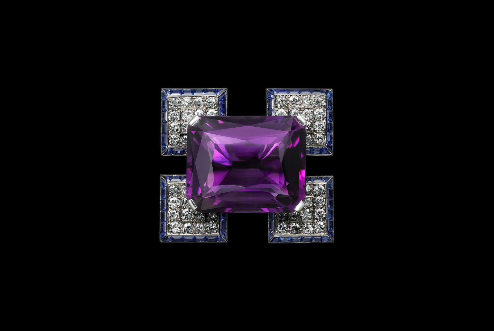 Cartier, triển lãm cartier 2025, triển lãm trang sức, cartier 2025 exhibition, Brooch, Cartier London, 1933. Amethyst, sapphires, diamonds and platinum. Vincent Wulveryck, Collection Cartier © Cartier