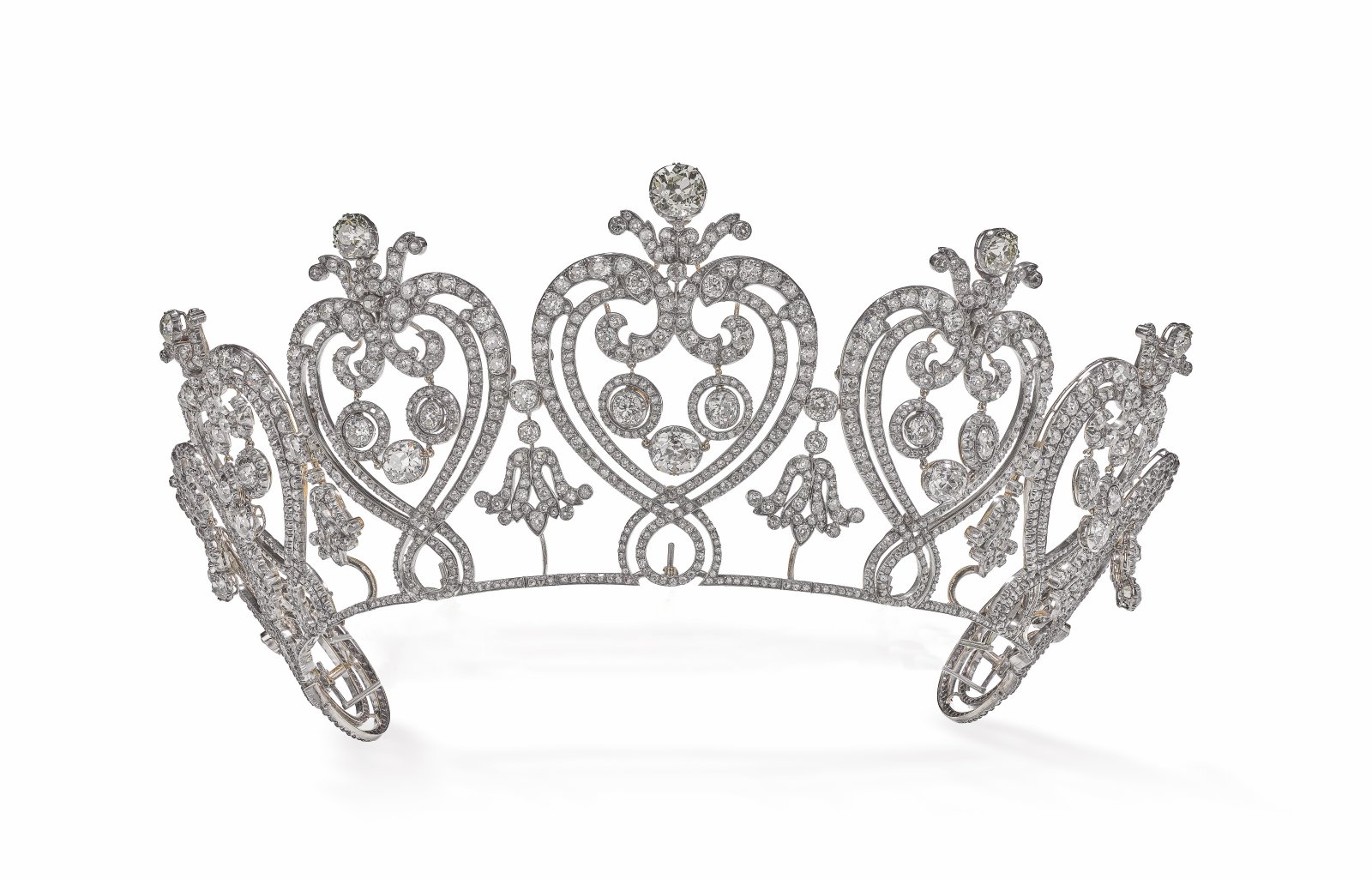 Cartier, triển lãm cartier 2025, triển lãm trang sức, cartier 2025 exhibition, Manchester Tiara, Harnichard for Cartier Paris, 1903. Diamonds, gold and silver; the C-scroll at each end set with glass paste © Victoria and Albert Museum, London