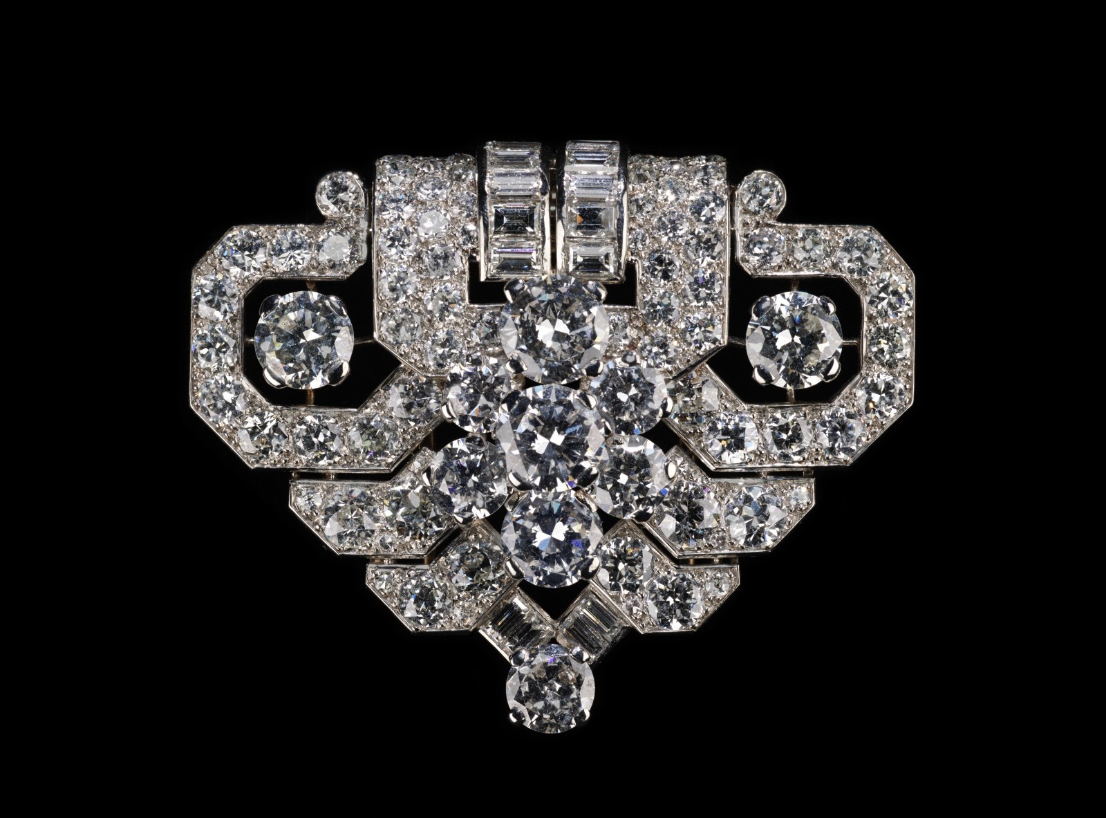 Cartier, triển lãm cartier 2025, triển lãm trang sức, cartier 2025 exhibition, Late Art Deco period brooch. Cartier London, 1940. Diamonds and platinum © Victoria and Albert Museum, London