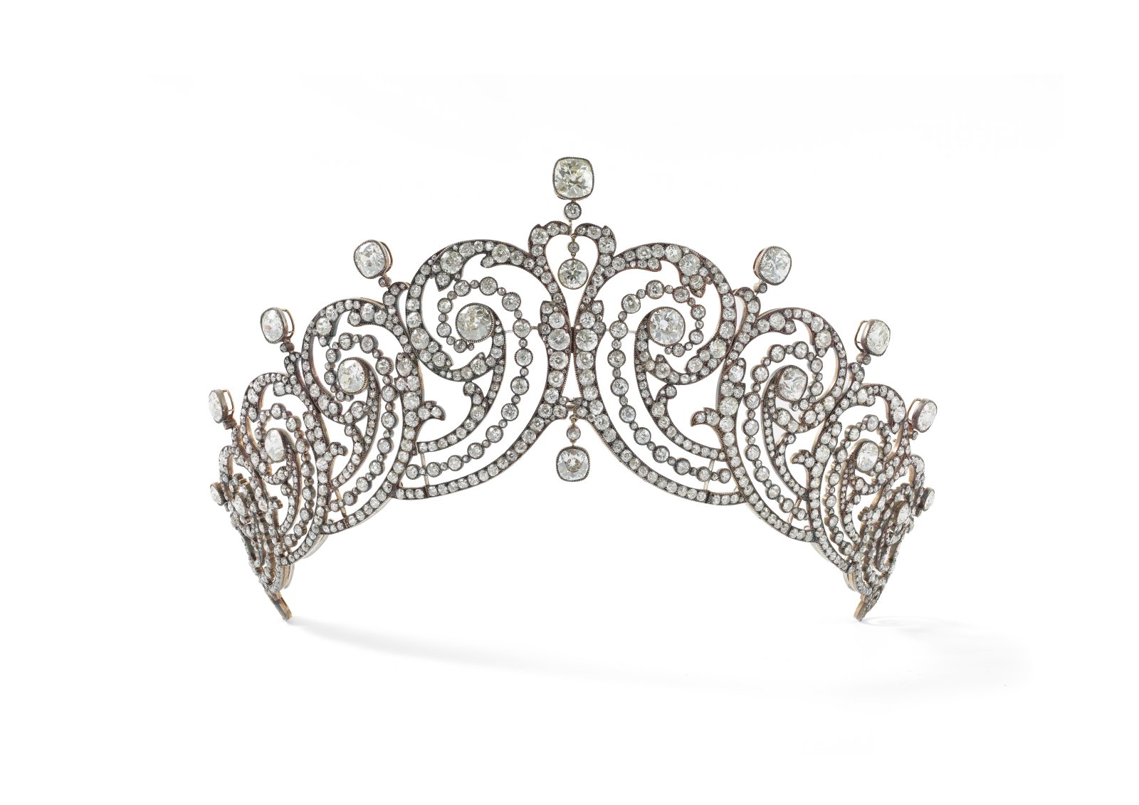 Cartier, triển lãm cartier 2025, triển lãm trang sức, cartier 2025 exhibition, Scroll tiara, Cartier Paris, commissioned for the Countess of Essex in 1902. Diamonds, silver and gold. Nils Herrmann, Collection Cartier © Cartier