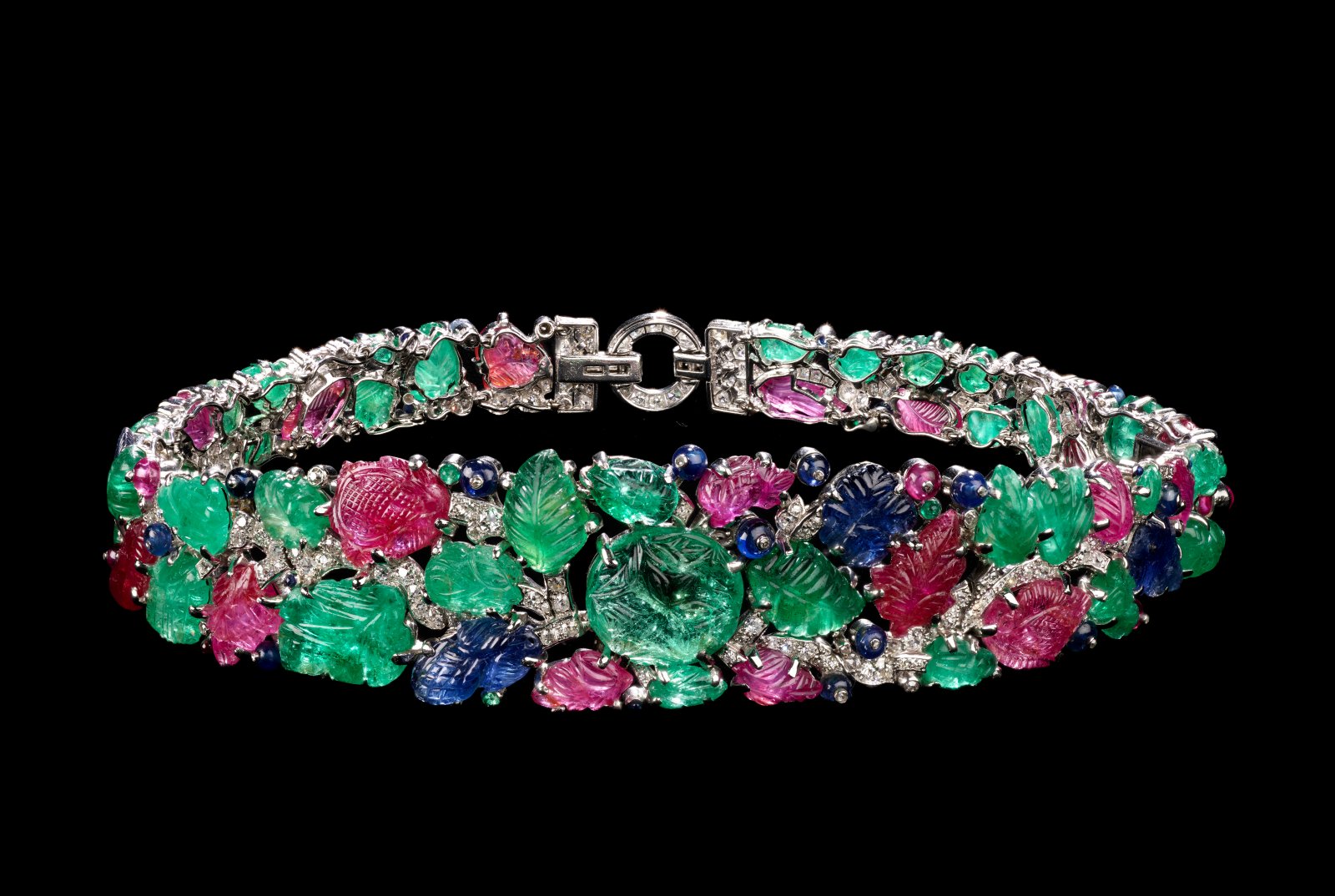 Cartier, triển lãm cartier 2025, triển lãm trang sức, cartier 2025 exhibition, Bandeau in Tutti Frutti style, English Art Works for Cartier London, 1928. Emeralds, rubies, sapphires, diamonds and platinum © Victoria and Albert Museum, London
