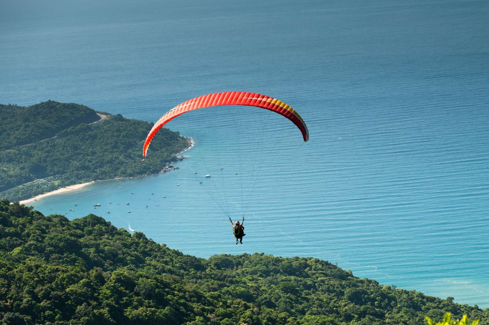 thể thao mạo hiểm, lặn biển, lướt ván, chèo thuyền kayak, dù lượn, nhảy bungee, đạp xe leo núi, chơi gì đầu năm  