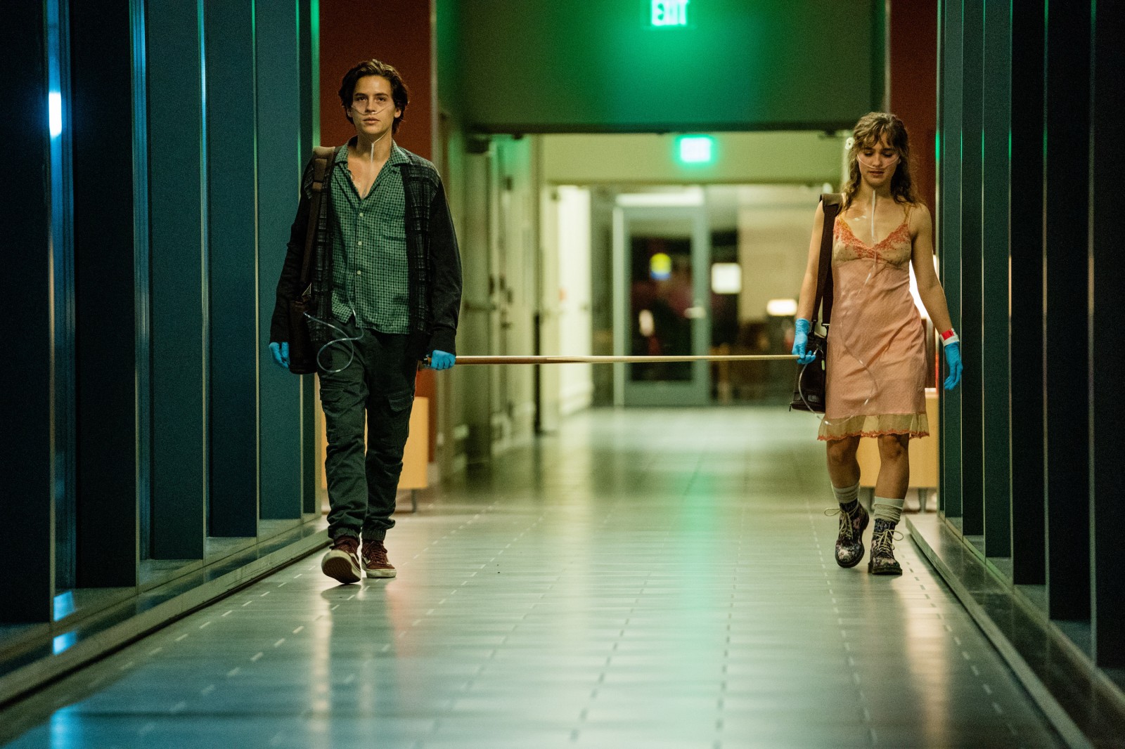 review-phim-five-feet-apart-nam-buoc-de-yeu-khi-mot-cai-cham-cung-tro-nen-xa-xi