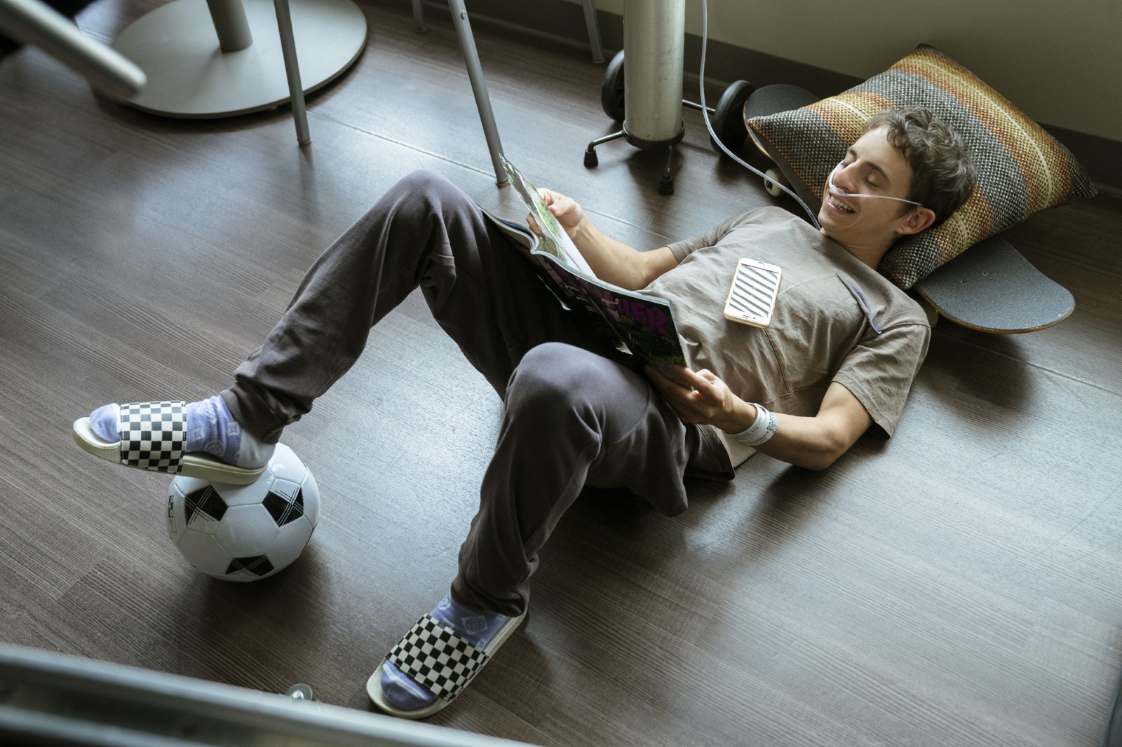 review-phim-five-feet-apart-nam-buoc-de-yeu-khi-mot-cai-cham-cung-tro-nen-xa-xi