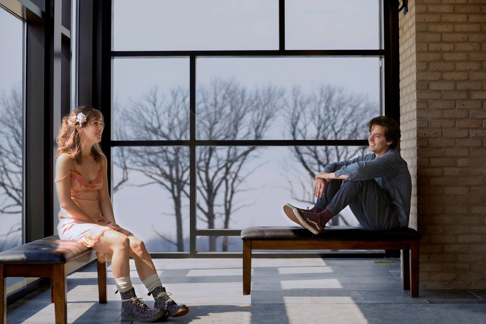 review-phim-five-feet-apart-nam-buoc-de-yeu-khi-mot-cai-cham-cung-tro-nen-xa-xi