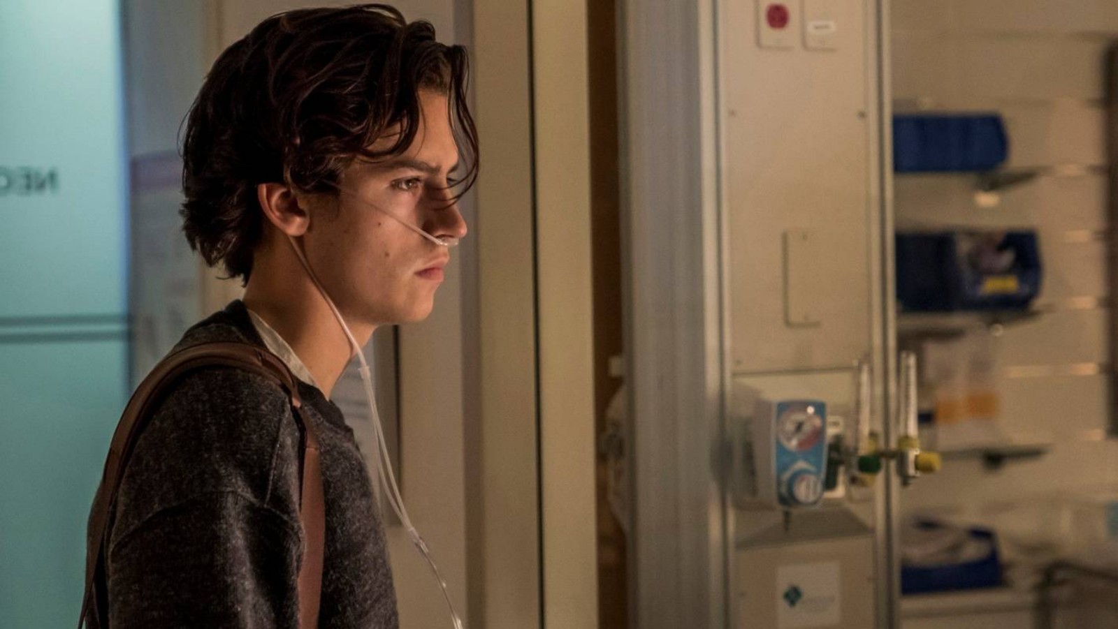 review-phim-five-feet-apart-nam-buoc-de-yeu-khi-mot-cai-cham-cung-tro-nen-xa-xi