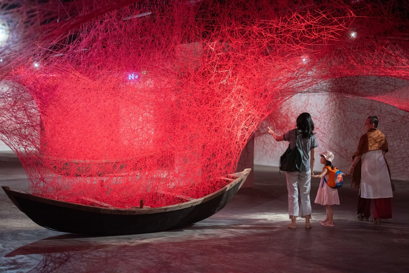 Thủy triều cảm xúc, A tide of Emotions, Chiharu Shiota, triển lãm, triển lãm hà nội, vcca hà nội, VCCA Vincom Center for Contemporary Art