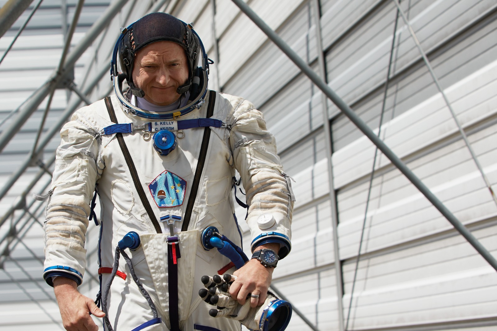 04_breitling-aviation-pioneers-squad-member-scott-kelly-wearing-the-super-avenger-chronograph-48-night-mission