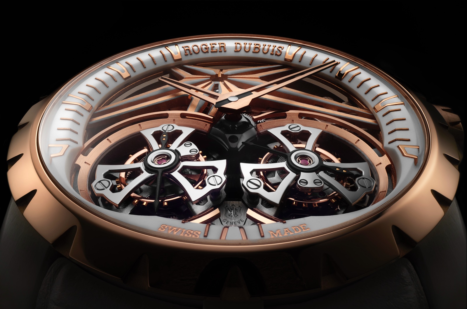 mat-so-double-tourbillon-roger-dubuis-vang-hong-2022-wwk