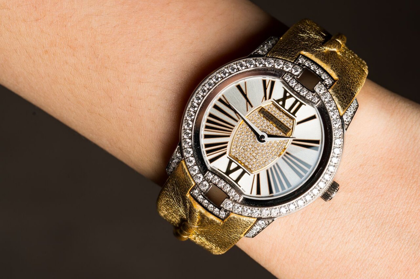 dng-ho-thuy-si-roger-dubuis