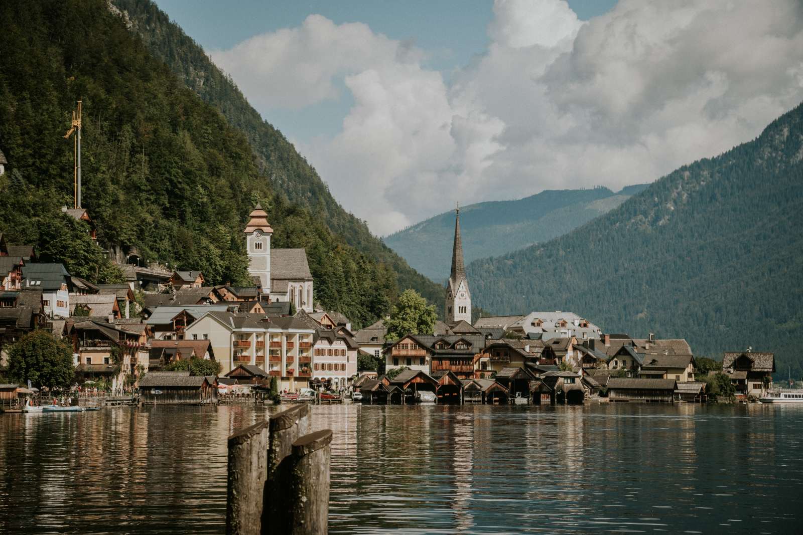WWK-thi-tran-hallstatt-lang-co-nuoc-ao-duoi-ong-kinh-chang-trai-nguoi-viet