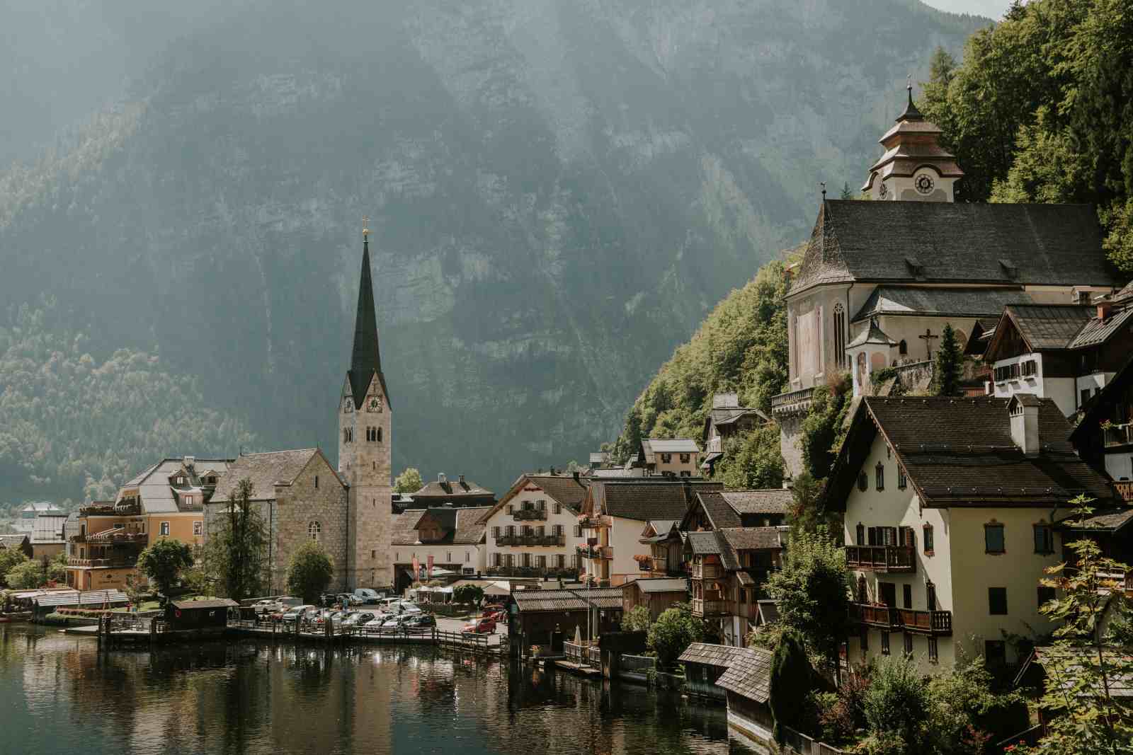 WWK-thi-tran-hallstatt-lang-co-nuoc-ao-duoi-ong-kinh-chang-trai-nguoi-viet