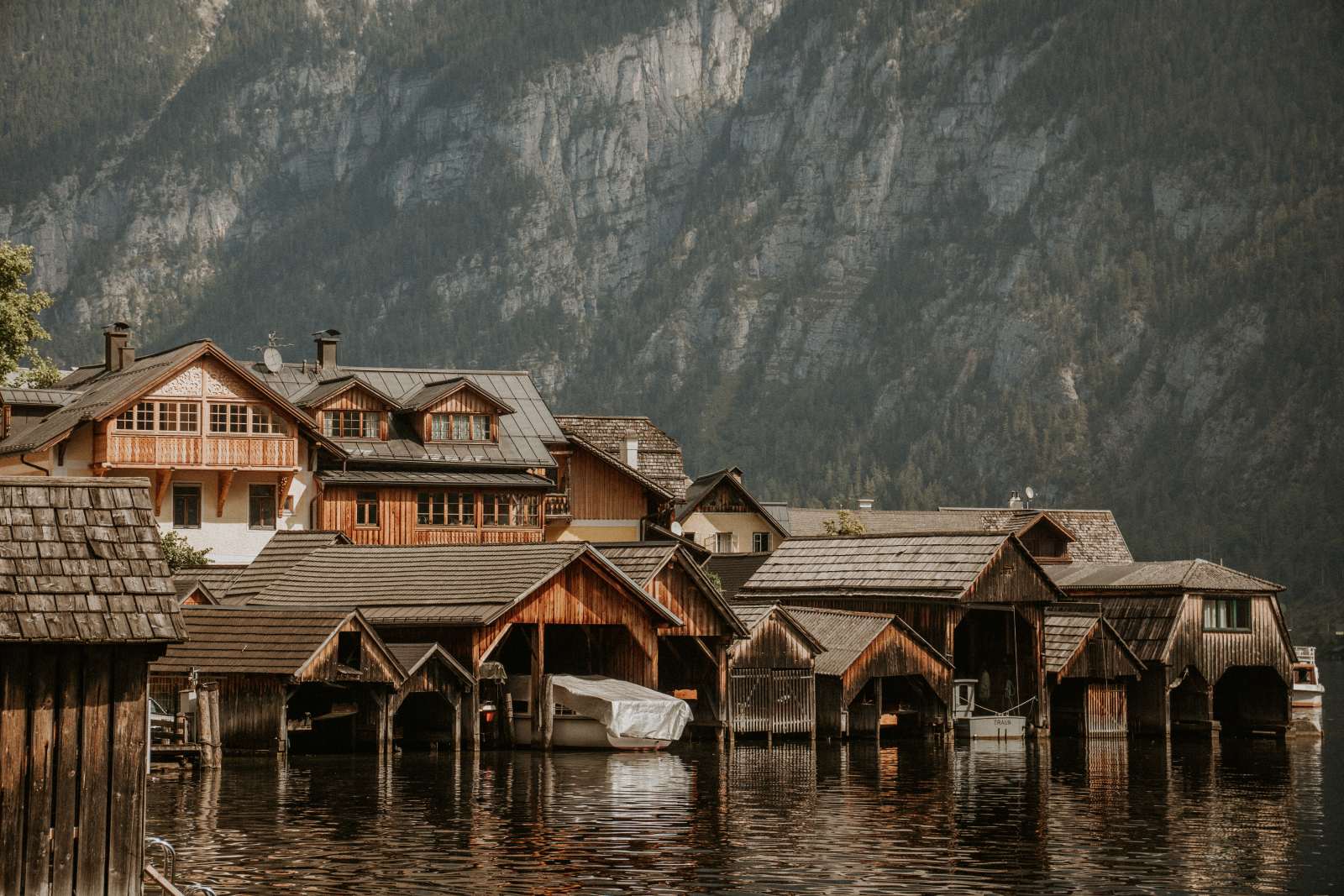 WWK-thi-tran-hallstatt-lang-co-nuoc-ao-duoi-ong-kinh-chang-trai-nguoi-viet