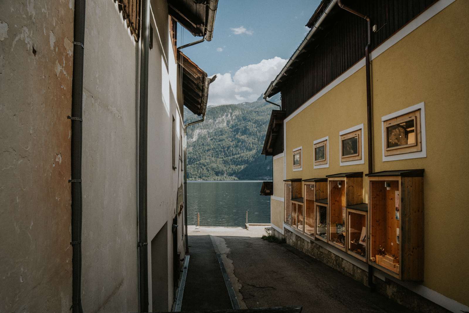 WWK-thi-tran-hallstatt-lang-co-nuoc-ao-duoi-ong-kinh-chang-trai-nguoi-viet