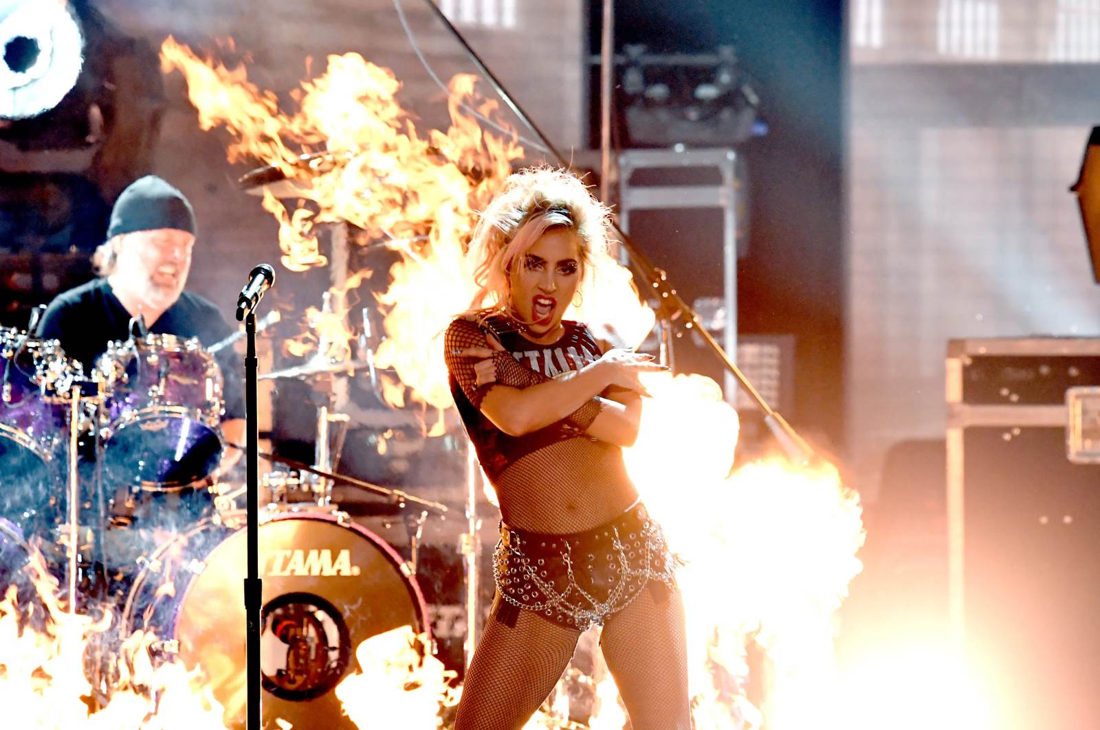 Lady-gaga-harley-quinn-joker-2