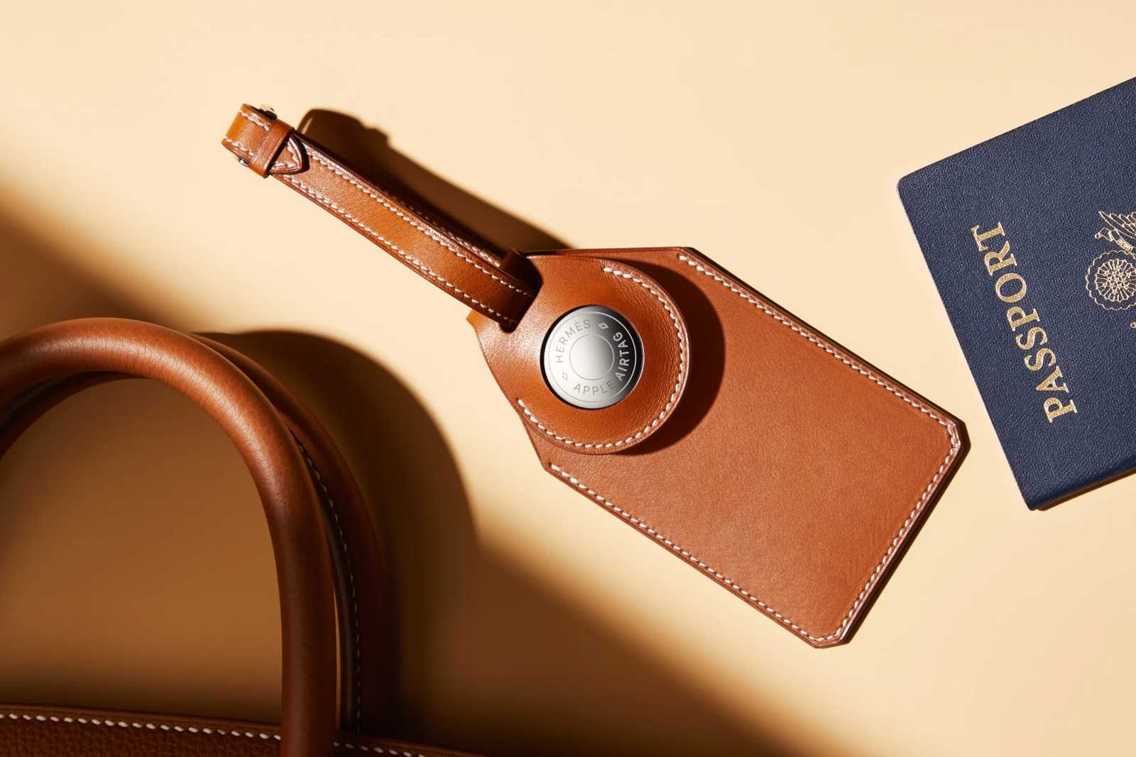 Holiday Gift Guide, Gợi ý quà tặng, quà tặng du lịch, RIMOWA Original Cabin, Bang & Olufsen Beoplay H100, Khăn lụa vuông Hermès, Apple AirTags