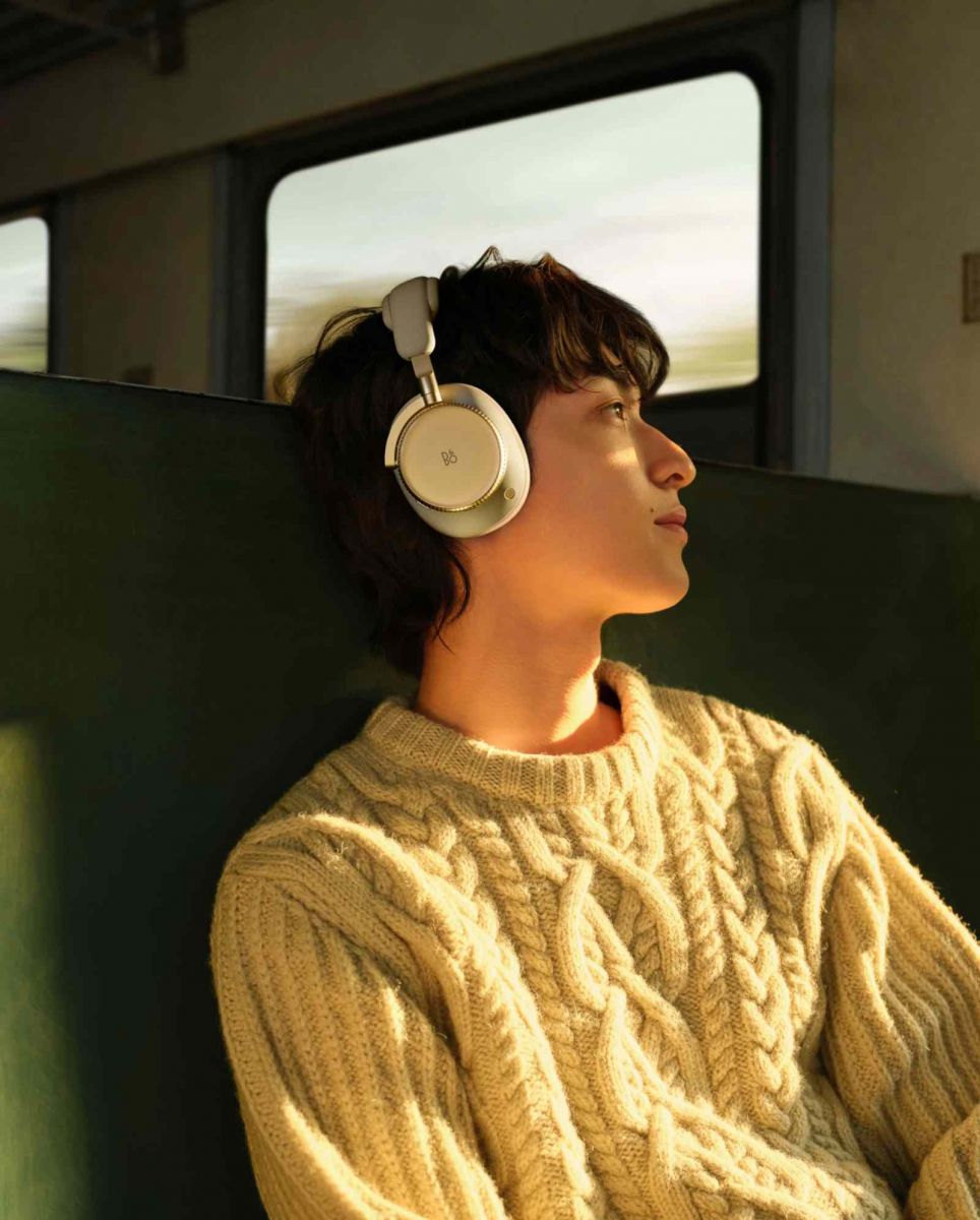 Holiday Gift Guide, Gợi ý quà tặng, quà tặng du lịch, RIMOWA Original Cabin, Bang & Olufsen Beoplay H100, Khăn lụa vuông Hermès, Apple AirTags