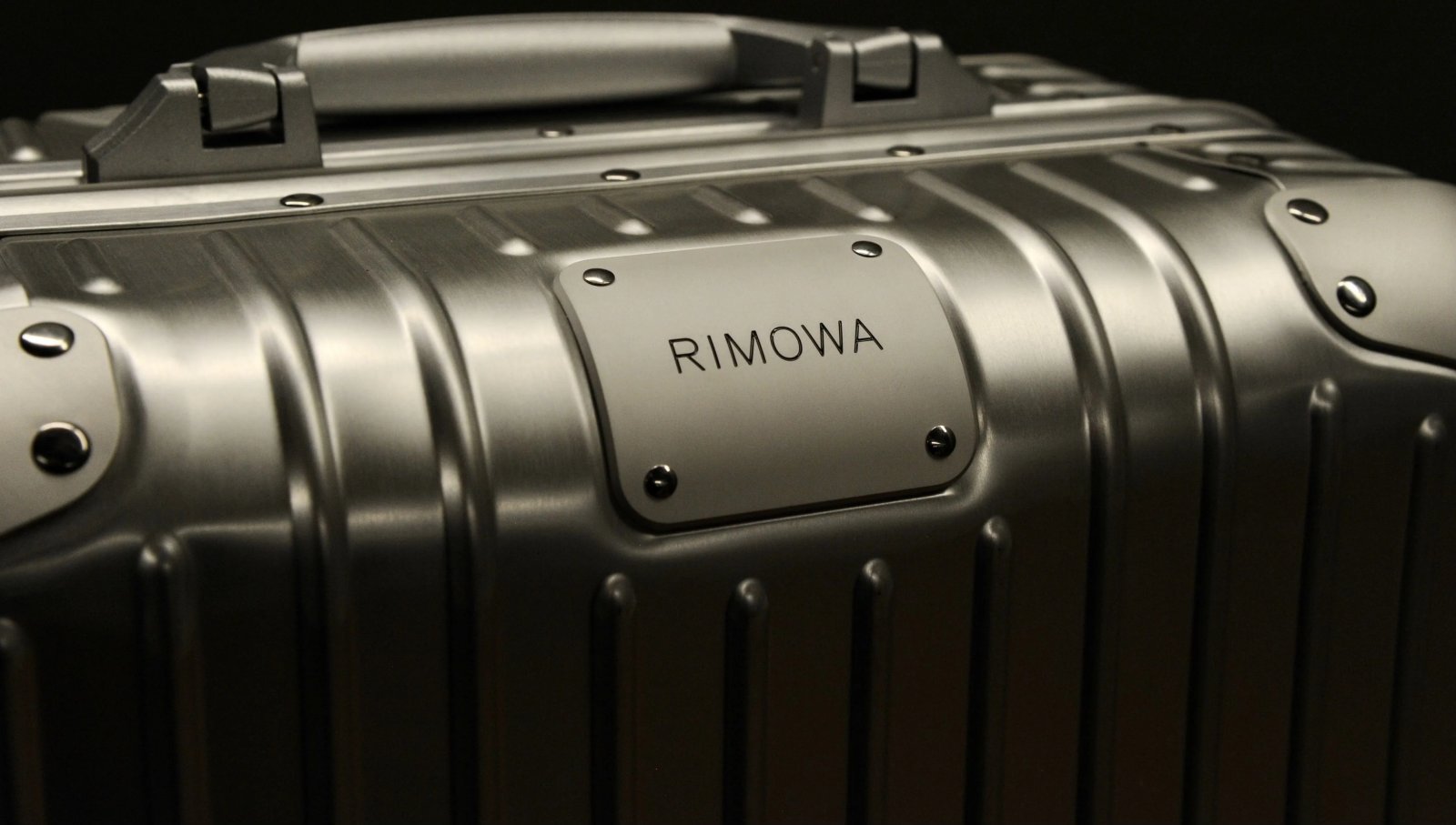 Holiday Gift Guide, Gợi ý quà tặng, quà tặng du lịch, RIMOWA Original Cabin, Bang & Olufsen Beoplay H100, Khăn lụa vuông Hermès, Apple AirTags