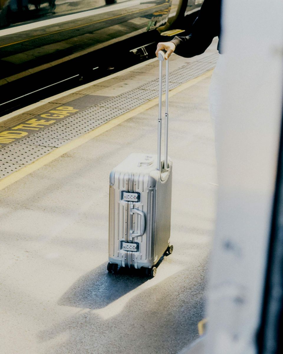 Holiday Gift Guide, Gợi ý quà tặng, quà tặng du lịch, RIMOWA Original Cabin, Bang & Olufsen Beoplay H100, Khăn lụa vuông Hermès, Apple AirTags