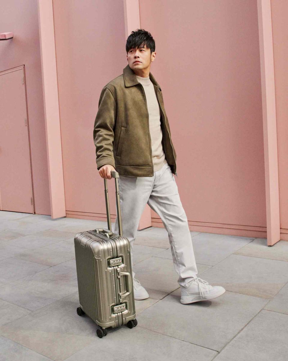 Holiday Gift Guide, Gợi ý quà tặng, quà tặng du lịch, RIMOWA Original Cabin, Bang & Olufsen Beoplay H100, Khăn lụa vuông Hermès, Apple AirTags