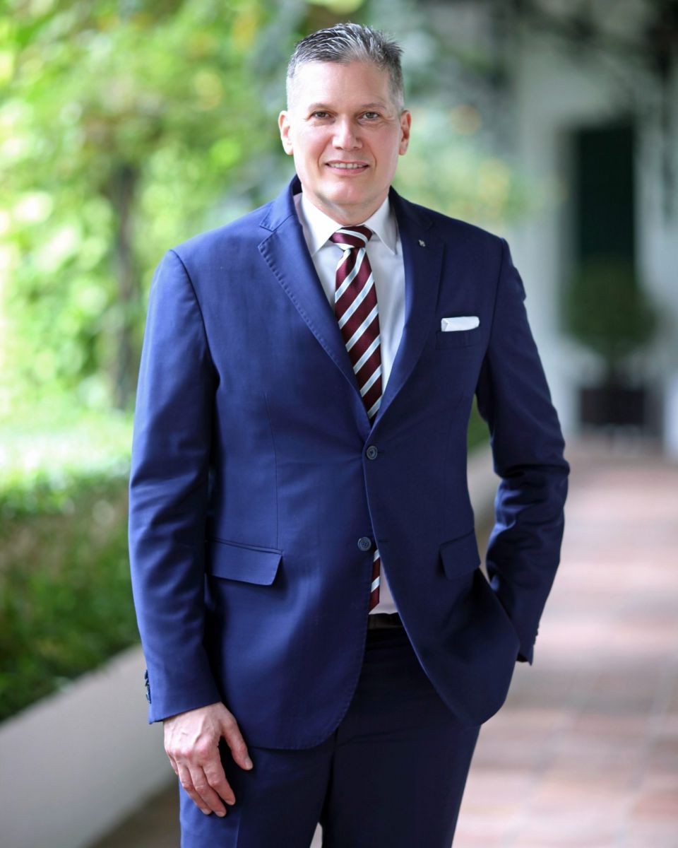 George Koumendakos, Sofitel Legend Metropole Hanoi, Interview General Manager, W Coffee Talk, expert insight, luxury hospitality, góc nhìn từ chuyên gia, chia sẻ từ chuyên gia