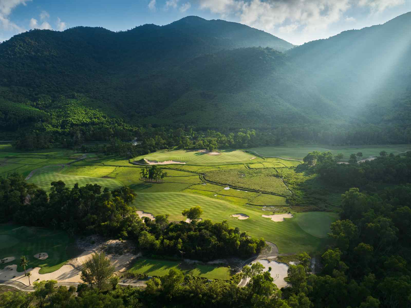 WWK’s Choice, best golf resorts, Laguna Golf Lăng Cô, The Bluffs Grand Ho Tram Strip, Hoiana Shores Golf Club