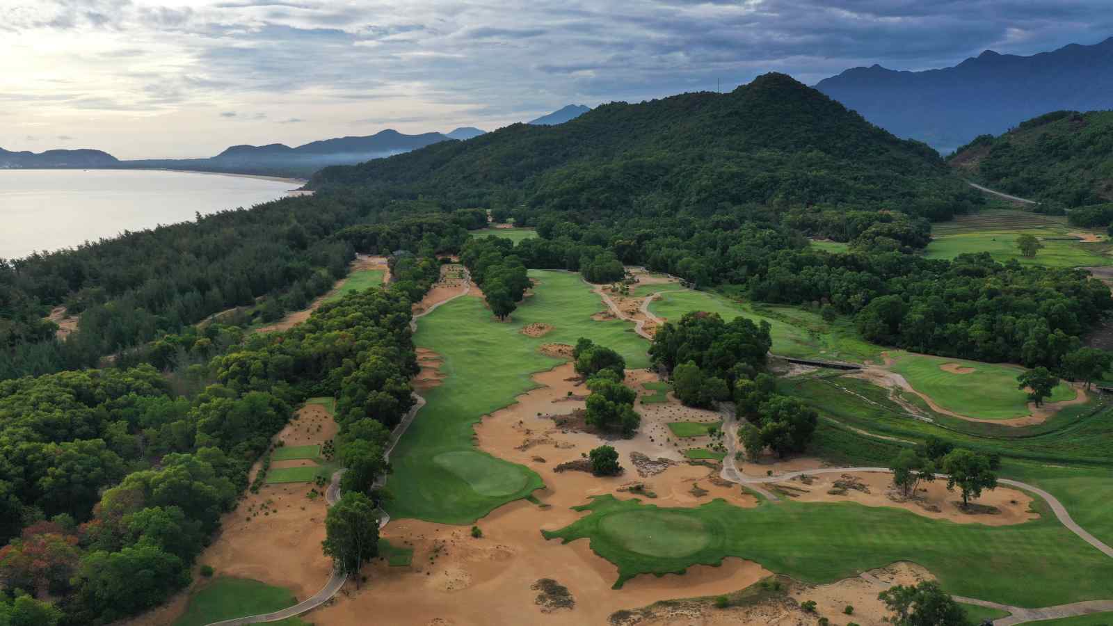 WWK’s Choice, best golf resorts, Laguna Golf Lăng Cô, The Bluffs Grand Ho Tram Strip, Hoiana Shores Golf Club